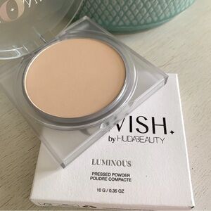 HUDA BEAUTY GloWish Luminous Pressed Powder - Fair 01